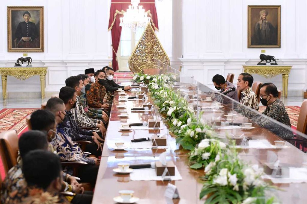 Presiden Joko Widodo beraudiensi dengan para ketua umum dari 12 organisasi mahasiswa yang tergabung dalam Kelompok Cipayung Plus di Istana Merdeka, Jakarta, Rabu (23/3/2022).