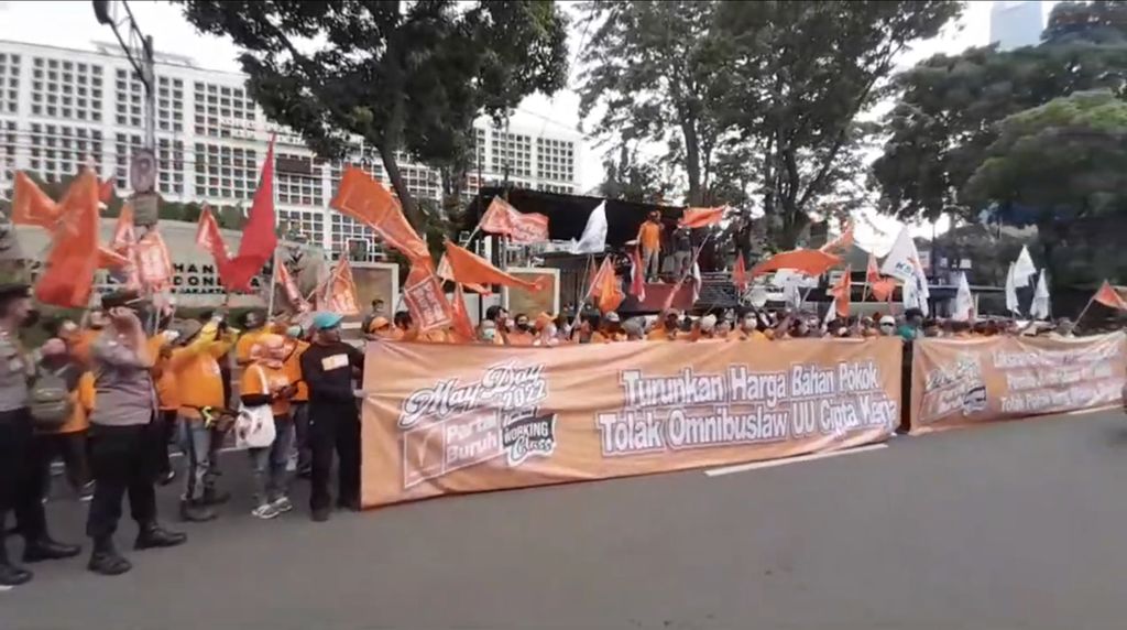 Presiden Partai Buruh Said Iqbal memberikan orasi saat peringatan Hari Buruh Internasional di depan kantor Komisi Pemilihan Umum di Jakarta, Minggu (1/5/2022).