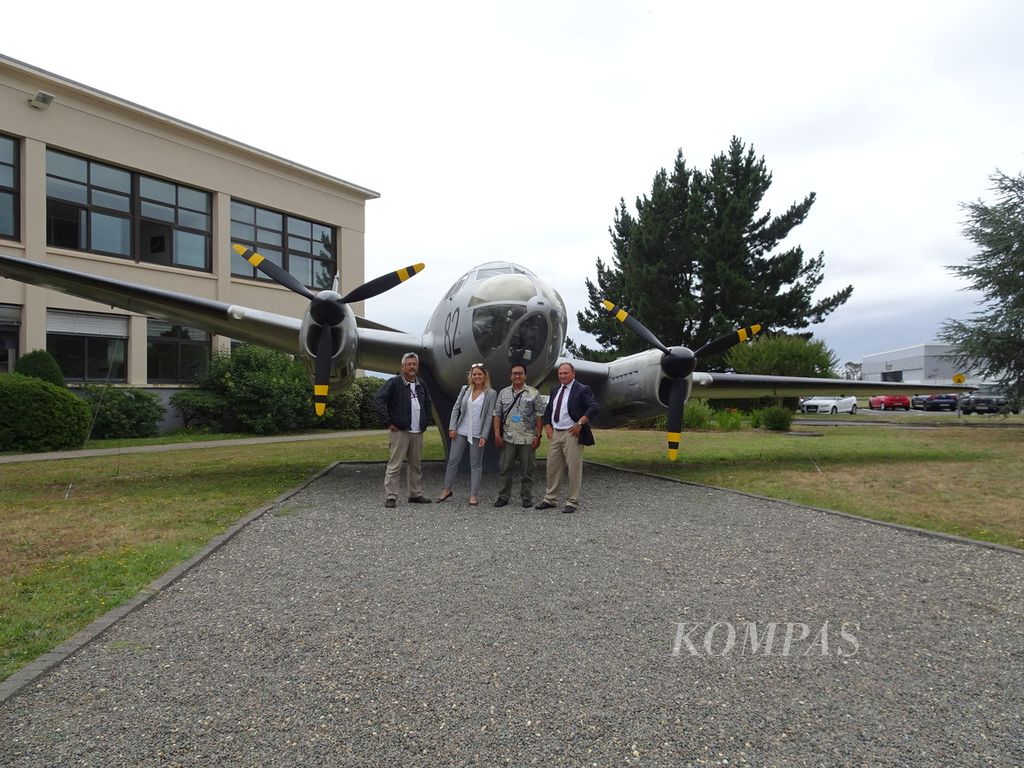 Wartawan <i>Kompas</i>, Wisnu Aji Dewabrata (kedua dari kanan), bersama staf Dassault Aviation saat berfoto di pabrik Dassault Aviation di Bordeaux, Perancis, 23 Juni 2017.