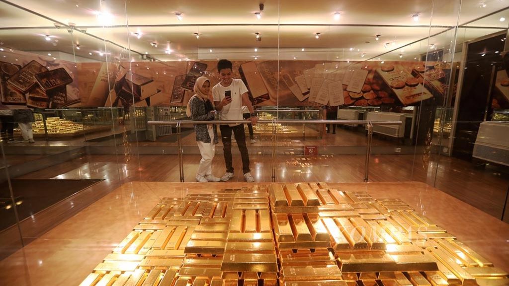 Pengunjung mengamati ruang penyimpanan emas batangan di Museum Bank Indonesia, Jakarta, Rabu (9/1/2019). 