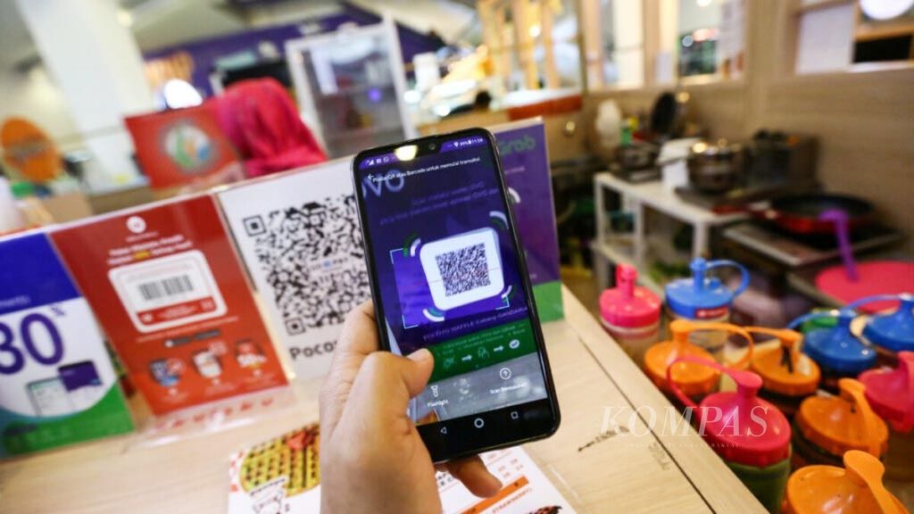 Pengunjung melakukan pembayaran dengan kode cepat atau QR Code di gerai makanan di pusat perbelanjaan di kawasan Jakarta Selatan, Sabtu (8/6/2019). 