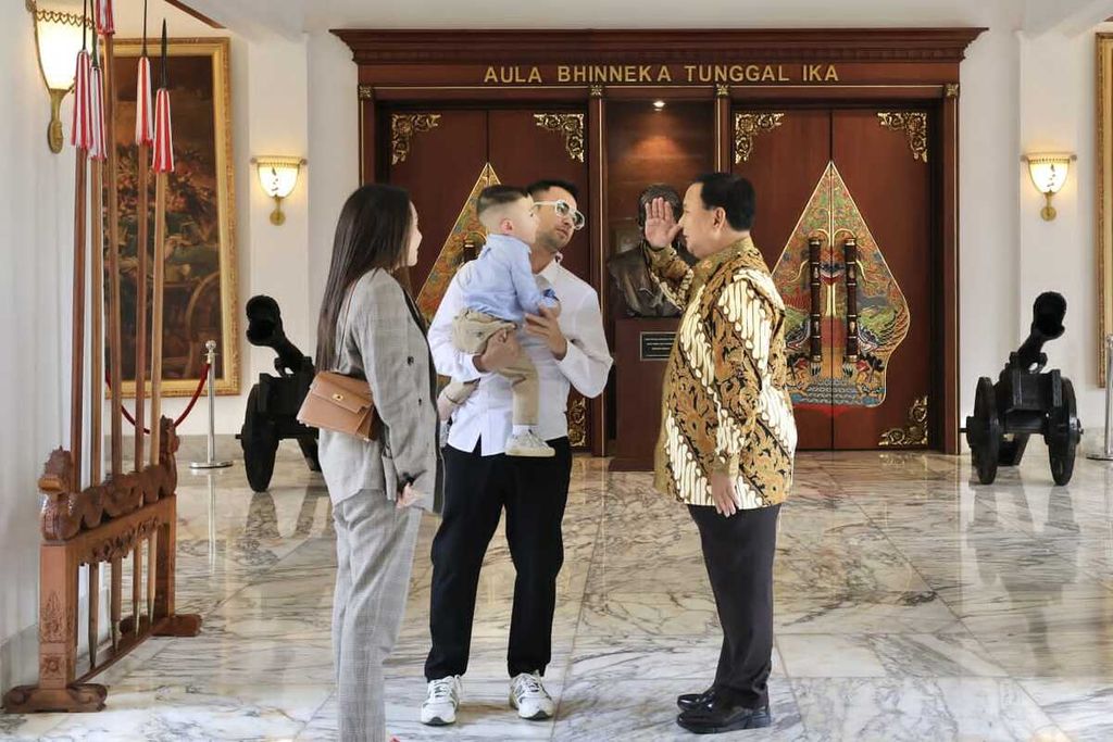 Menteri Pertahanan Prabowo Subianto memberi hormat kepada Rayyanza Malik Ahmad atau Cipung, putra selebritas Raffi Ahmad dan Nagita Slavina, sebelum makan siang bersama para <i>influencer</i> nasional di Kantor Kementerian Pertahanan, Jakarta, Rabu (29/11/2023).