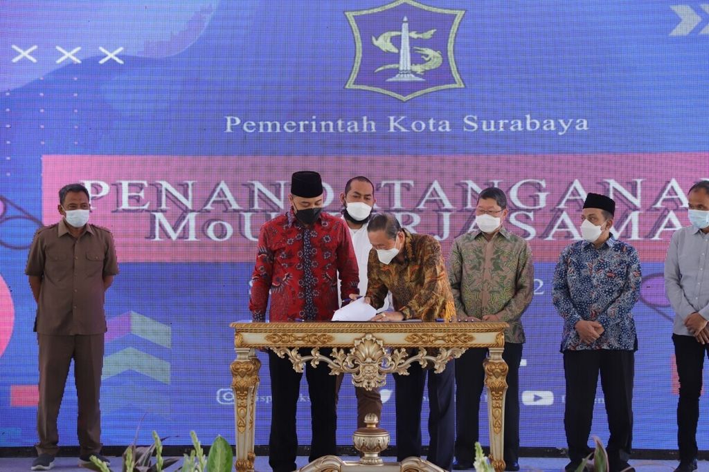 Penandatanganan nota kesepahaman  (MOU) antara Wali Kota Surabaya Eri Cahyadi dan sembilan dari 23 lembaga dan perusahaan yang siap memberikan beasiswa bagi pelajar dari masyarakat berpenghasilan rendah di Balai Pemuda, Selasa (22/6/2021).