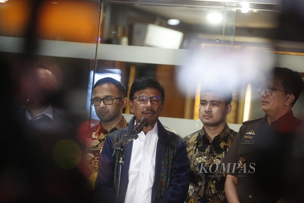 Menteri Komunikasi dan Informatika Johnny G Plate memberi keterangan kepada wartawan setelah diperiksa sebagai saksi di Gedung Bundar, Kejaksaan Agung, Jakarta, Selasa (14/2/2023). 