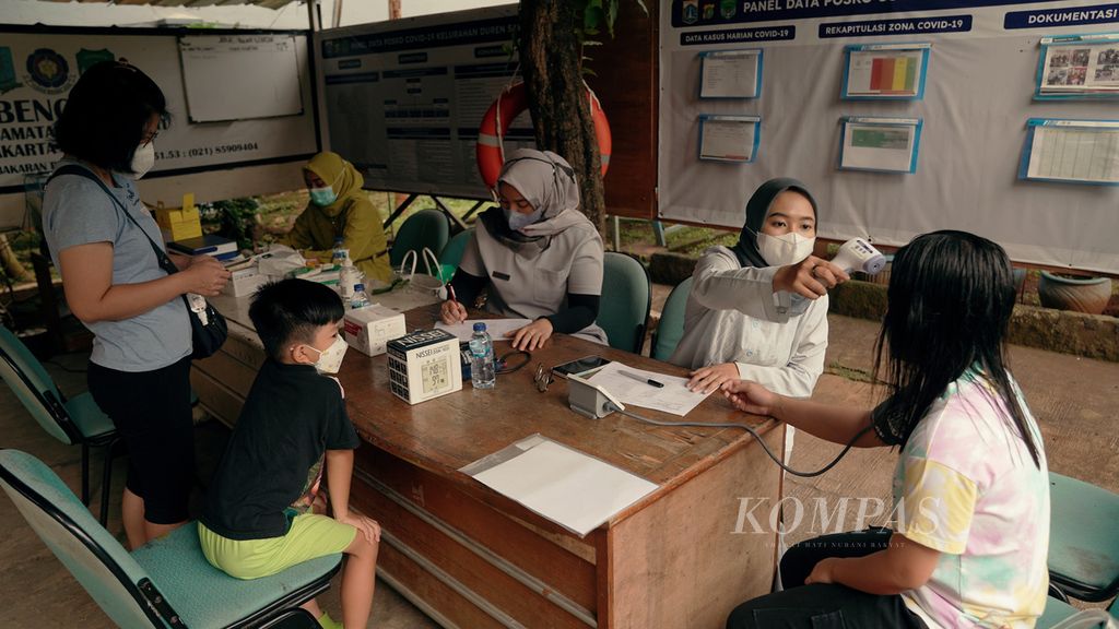 Warga bersiap menjalani vaksinasi Covid-19 di halaman Kelurahan Duren Sawit, Jakarta Timur (12/6/2022). Bersama Puskesmas, Kelurahan turut berkontribusi besar dalam upaya pengendalian wabah Covid-19.