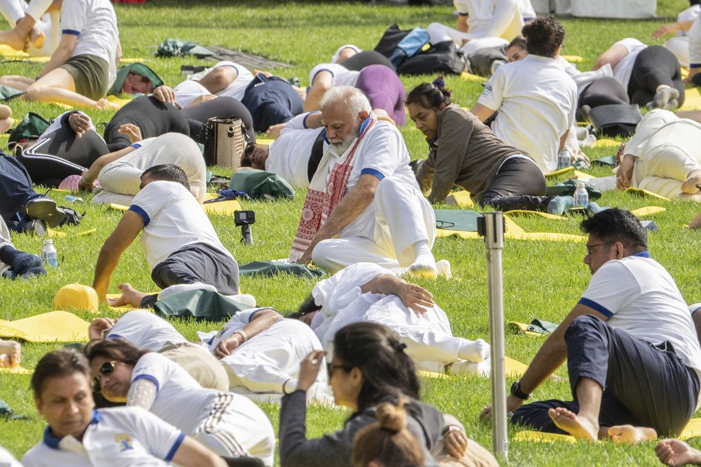 Perdana Menteri India Narendra Modi (tengah) mempraktikkan yoga pada ajang peringatan Hari Yoga Internasional di Markas Besar PBB di New York, AS, Rabu (21/6/2023). 