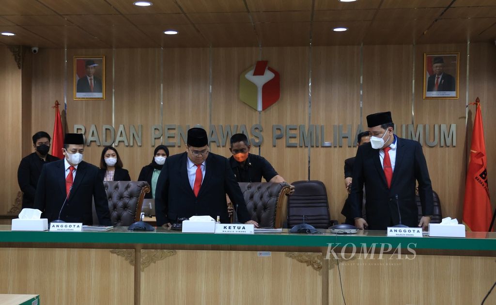 Ketua Badan Pengawas Pemilu (Bawaslu) Rahmat Bagja (tengah) didampingi anggota Bawaslu, Puadi (kiri) dan Herwyn Malonda, memimpin sidang putusan sengketa partai politik yang tidak lolos verifikasi Komisi Pemilihan Umum  untuk mengikuti Pemilu 2024 di Gedung Bawaslu, Jakarta, Jumat (9/9/2022). 