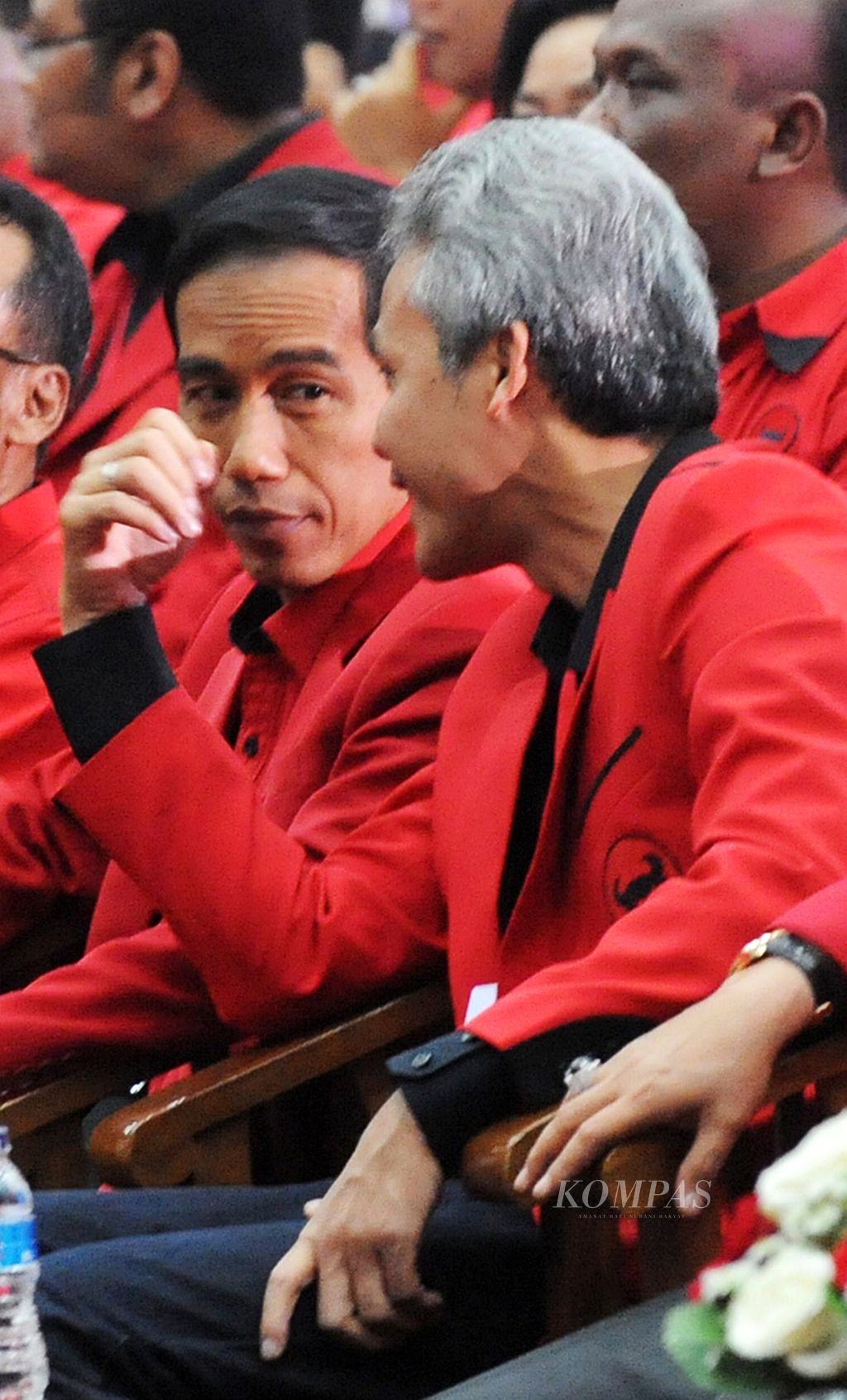 Gubernur DKI Jakarta Joko Widodo (kiri) dan Gubernur Jawa Tengah Ganjar Pranowo saat mengikuti pembukaan Rapat Kerja Nasional (Rakernas) III PDI-P yang dibuka Ketua Umum PDI-P Megawati Soekarnoputri di Jakarta, Jumat (6/9/2013). 