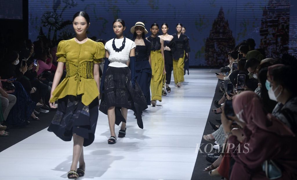 Model membawakan busana koleksi jenama Oemah Etnik persembahan Pintu Incubator dalam Jakarta Fashion and Food Festival 2022 di Summarecon Kelapa Gading, Jakarta, Sabtu (3/9/2022). 