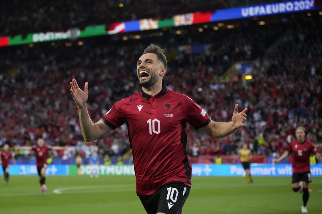 Pemain Albania Nedim Bajrami merayakan gol ke gawang Italia pada laga Grup B Piala Eropa 2024 di Dortmund, Jerman, 15 Juni 2024. Ini adalah gol tercepat dalam sejarah Piala Eropa.