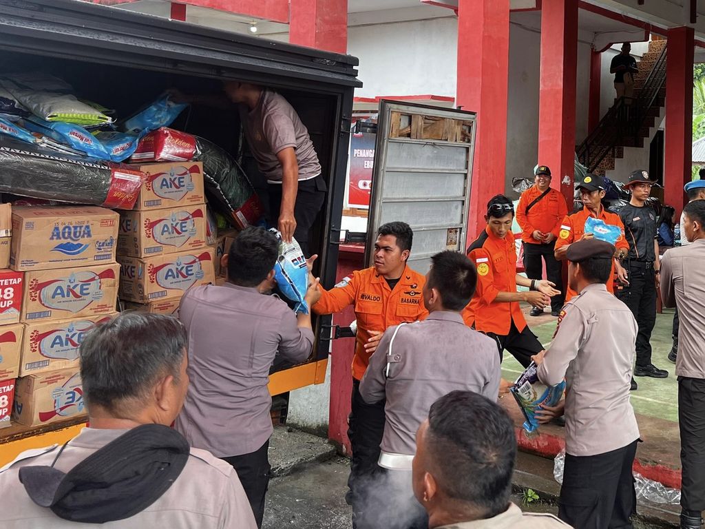 Tim SAR gabungan menurunkan bantuan di Pos Pengungsian Apangaswla, Tahulandang, Sitaro, Sulawesi Utara, Selasa (23/4/2024).