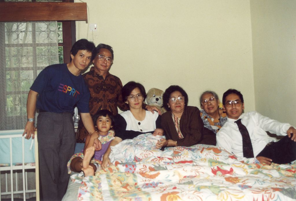 Sunaryati Hartono bersama suami (nomor dua dari kiri), anak-anak (paling kiri dan tengah), menantu (paling kanan), besan (kedua dari kanan), dan cucunya sesaat setelah putrinya melahirkan bayinya.
