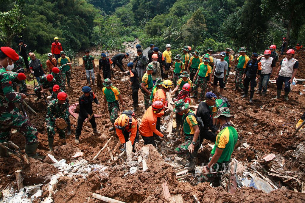 Petugas gabungan melakukan pencarian korban hilang yang tertimbun tanah longsor akibat gempa bumi bermagnitudo 5,6 di Desa Cijedil, Kecamatan Cugenang, Kabupaten Cianjur, Jawa Barat, Rabu (27/11/2022). 