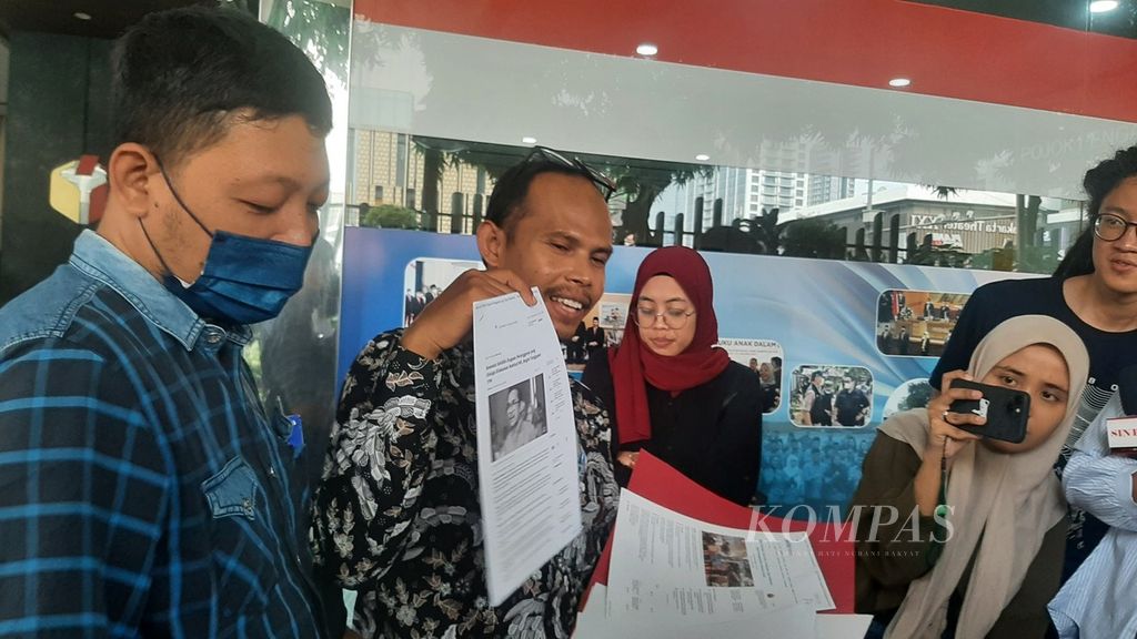 Perwakilan Pengacara Pembela Pilar Konstitusi (P3K) Maydika Ramadani melaporkan cawapres Mahfud MD ke Bawaslu terkait ajakan memilih saat pengundian nomor urut di Gedung KPU, Jumat (17/11/2023).