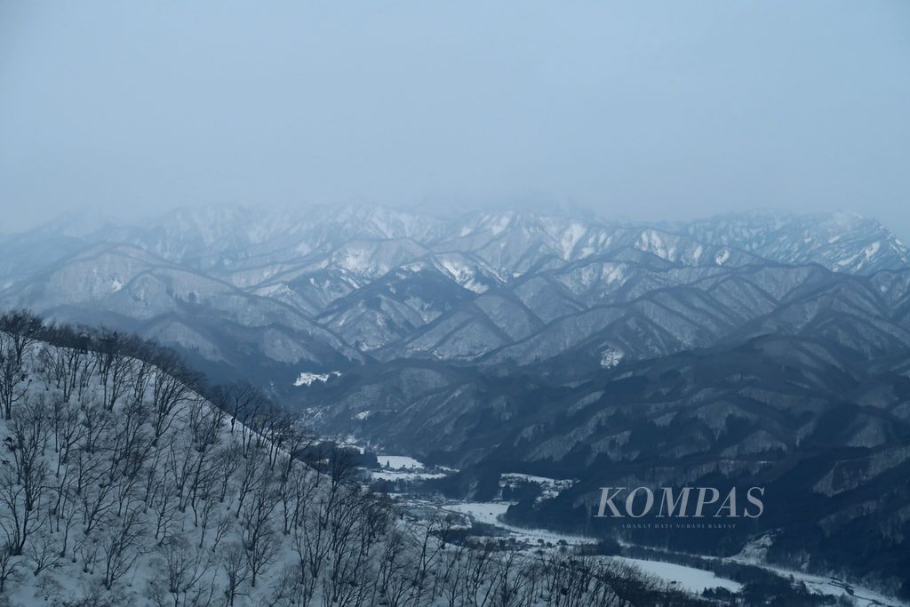 Pemandangan pegunungan serba putih ketika dilihat dari atas gondola di kawasan Resor Ski Hakuba Goryu, Desa Hakuba, Nagano, Jepang, Sabtu (18/2/2023). Nagano terletak di kaki Pegunungan Alpen Utara Jepang yang megah.