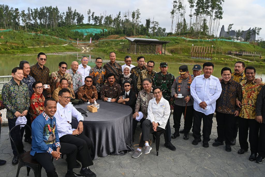 Jajaran Menteri Kabinet Indonesia Maju dan pejabat setingkat menteri mengunjungi Embung MBH di Ibu Kota Nusantara (IKN), Penajam Paser Utara, Kalimantan Timur, Senin (12/8/2024). 