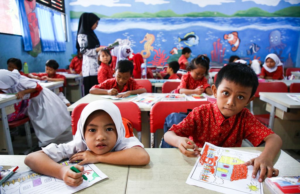 Siswa kelas I di SD Negeri Larangan Selatan 02, Larangan, Kota Tangerang, Banten, belajar mewarnai, Kamis (13/2/2020). Tahun 2020, alokasi dana bantuan operasional sekolah (BOS) dalam APBN sebesar Rp 54,32 triliun untuk 45,4 juta siswa. Alokasi dana tersebut meningkat 6,03 persen dari Rp 51,23 triliun pada 2019. 