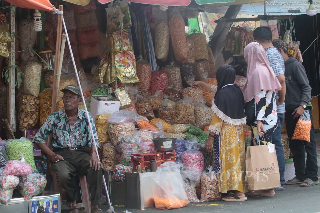 Warga Kota Malang mulai memadati sejumlah pusat perbelanjaan untuk berbelanja kebutuhan Lebaran. Foto diambil pada akhir pekan lalu, Sabtu (23/4/2022). 