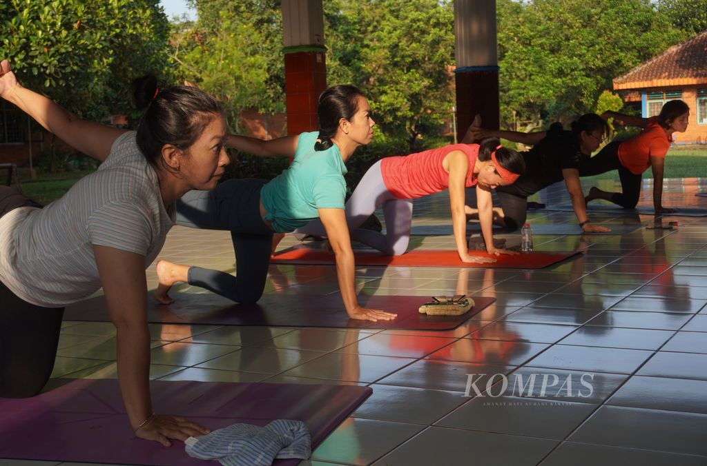 Peserta <i>yoga charity</i> atau yoga sambil beramal di pendopo SOS Children's Village, Kecamatan Banyumanik, Kota Semarang, Jawa Tengah, Sabtu (9/4/2022). Dalam kegiatan tersebut, mereka merasakan manfaat ganda, yakni kebugaran tubuh dan pahala.