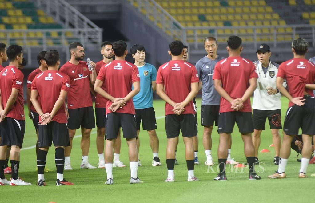 Pelatih Shin Tae-yong (bertopi) memberikan arahan kepada pemain timnas Indonesia saat berlatih di Stadion Gelora Bung Tomo, Surabaya, Kamis (7/9/2023). Latihan untuk persiapan sehari menjelang laga FIFA Matchday melawan Turkmenistan. 
