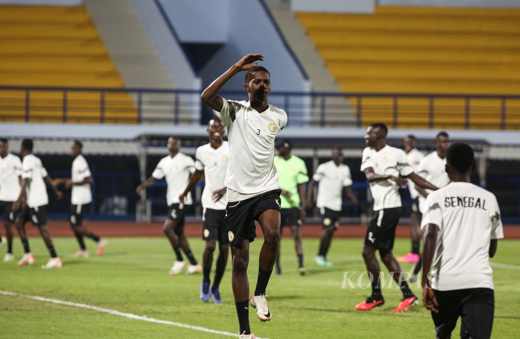 Pemain tim Senegal U-17 berlatih di Stadion Arcamanik, Kota Bandung, Jawa Barat, Jumat (10/11/2023) malam. Senegal akan menghadapi Argentina di Grup D Piala Dunia U-17 2023 yang berlangsung di Stadion Si Jalak Harupat. 