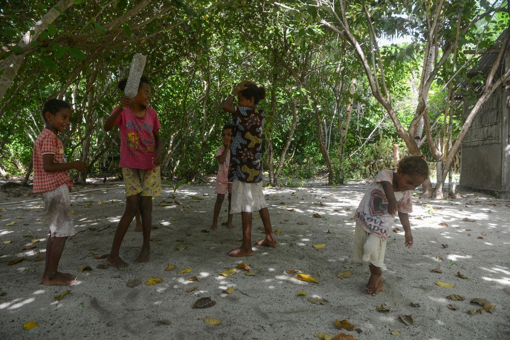 Anak-anak bermain petak umpet di Pulau Arborek, Distrik Meosmansar, Kabupaten Raja Ampat, Papua Barat, Juni 2021.