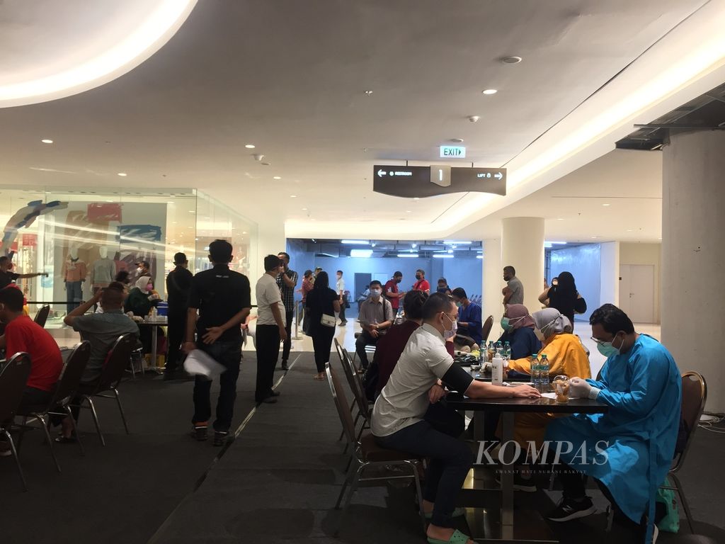 Suasana vaksinasi massal di pusat belanja Ciputra World dengan vaksin penguat (<i>booster</i>) Moderna, Rabu (26/1/2022)..