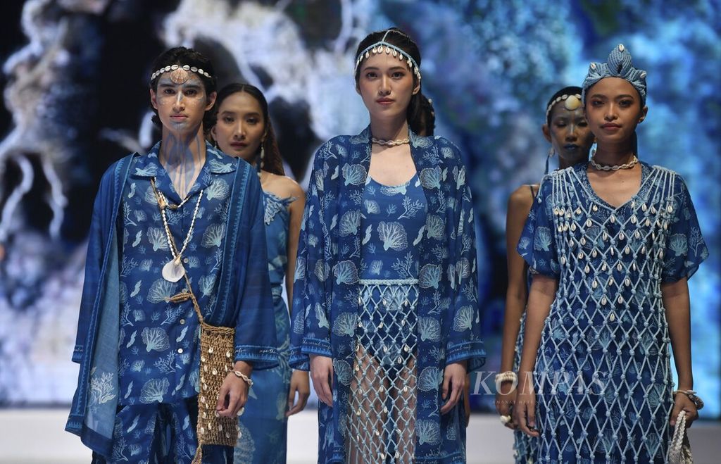 Model membawakan busana koleksi Ghea Resort by Amanda & Janna dalam Indonesia Fashion Week (IFW) 2023 di Jakarta Convention Center, Jakarta, Jumat (24/2/2023). Koleksi tersebut mengusung tema ”Save the Coral Reefs”.