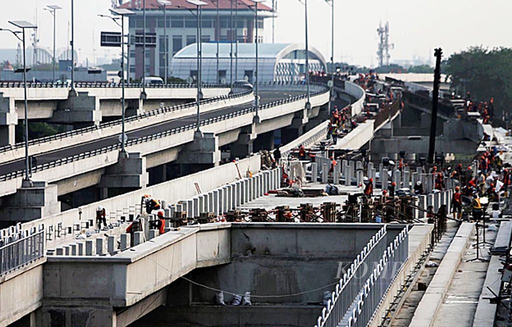 Pekerja menyelesaikan pembangunan jalur Skytrain (Automated People Mover System/APMS) di Terminal 3 Bandara Soekarno-Hatta, Tangerang, Banten, Jumat (21/7). Kereta nirawak ini akan menghubungkan terminal-terminal di Bandara Soekarno-Hatta dan stasiun bandara secara ulang alik.