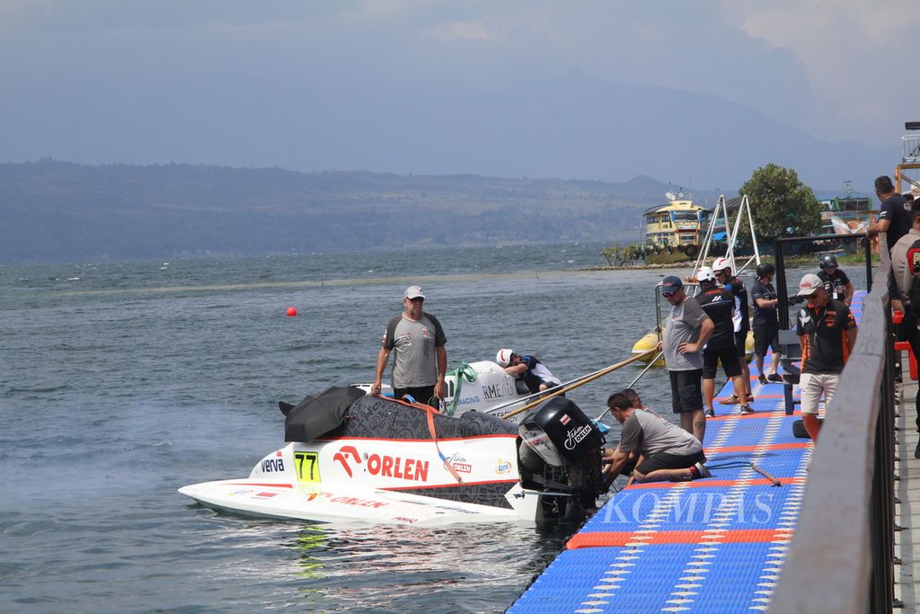 Kru tim balap Kejuaraan Dunia Perahu Motor Formula 1 (F1H2O) mulai menguji coba perahu motornya di perairan Balige, Kabupaten Toba, Sumatera Utara, Kamis (29/2/2024). 