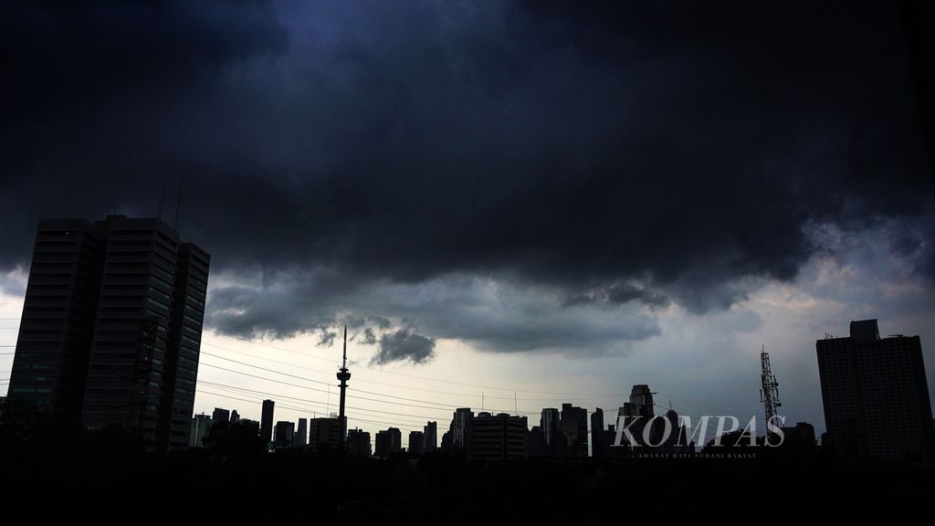 Gulungan awan mendung tebal di atas gedung-gedung yang terlihat dari kawasan Palmerah, Jakarta, Rabu (7/4/2022). Pergantian cuaca yang ekstrem dari panas terik ke hujan lebat terjadi di Jakarta beberapa hari terakhir. 