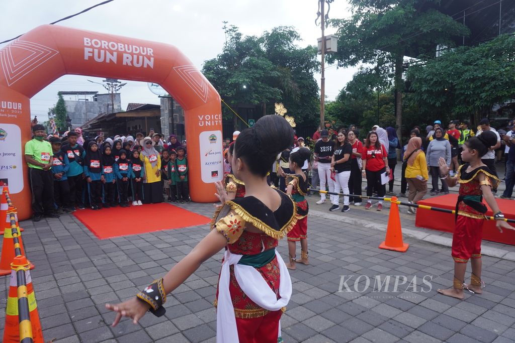 Penari menghibur para peserta Borobudur Fun Run yang akan mulai berlari di kawasan Candi Pawon, Borobudur, Magelang, Jawa Tengah, Minggu (3/12/2023). 