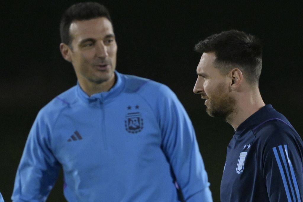 Pelatih Argentina Lionel Scaloni (kiri) dan penyerang Lionel Messi berbincang di tengah sesi latihan di Universitas Qatar, Doha, Jumat (25/11/2022). Argentina akan menghadapi Meksiko pada pertandingan Grup C Piala Dunia Qatar, Minggu (27/11/2022) dini hari WIB.