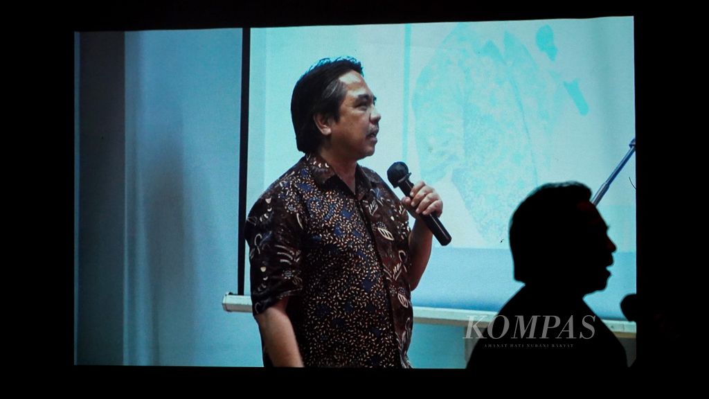 Tampilan layar saat Ketua Umum Pergerakan Indonesia untuk Semua Ade Armando berbicara di sesi diskusi dalam acara Peluncuran dan Diskusi Buku Ahmad Syafii Maarif di Bentara Budaya Jakarta, Jakarta, Kamis (27/10/2022). 
