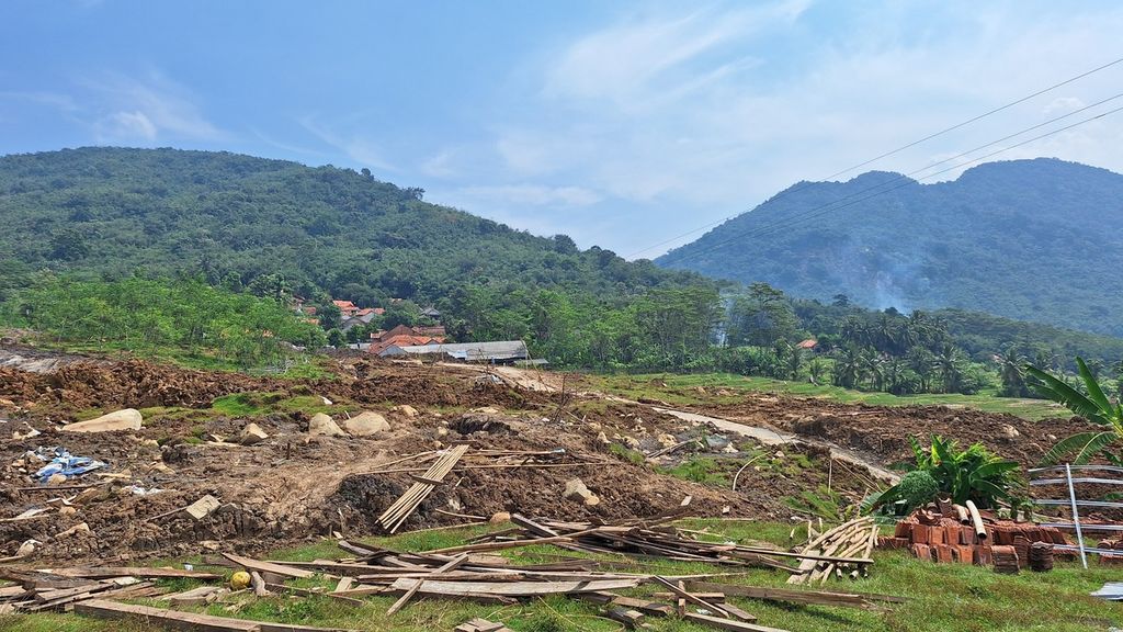 Bencana tanah bergerak di Desa Panyindangan, Kecamatan Sukatani, Kabupaten Purwakarta, Jawa Barat, Senin (13/5/2024). Tampak puing-puing rumah yang roboh akibat tanah bergerak. 
