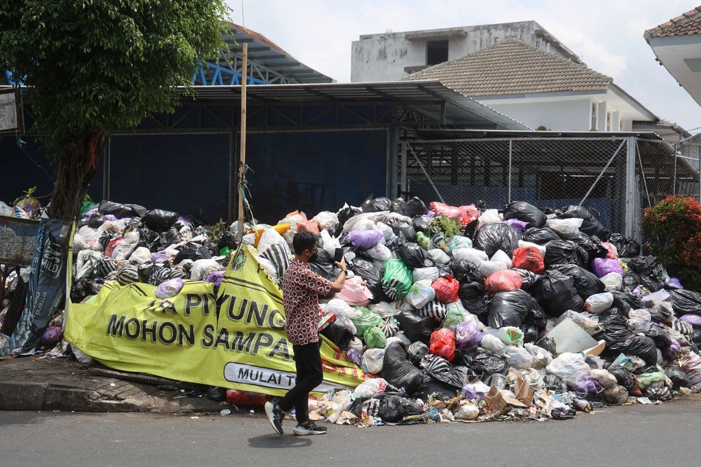 Murid SMA Negeri 9 Yogyakarta melihat tumpukan sampah di Depo Sagan yang terletak di pojok sekolah mereka di Kelurahan Terban, Gondokusuman, Kota Yogyakarta, Rabu (6/9/2023). 