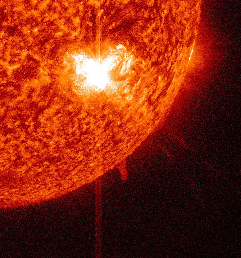 Observatorium Dinamika Matahari Badan Penerbangan dan Antariksa Nasional Amerika Serikat (SDO NASA) berhasil menangkap citra Matahari saat terjadi <i>flare</i> suar Matahari kelas M6.1 yang mencapai puncaknya pada 5 Juli 2012 pukul 07.44 pagi waktu pantai timur AS.