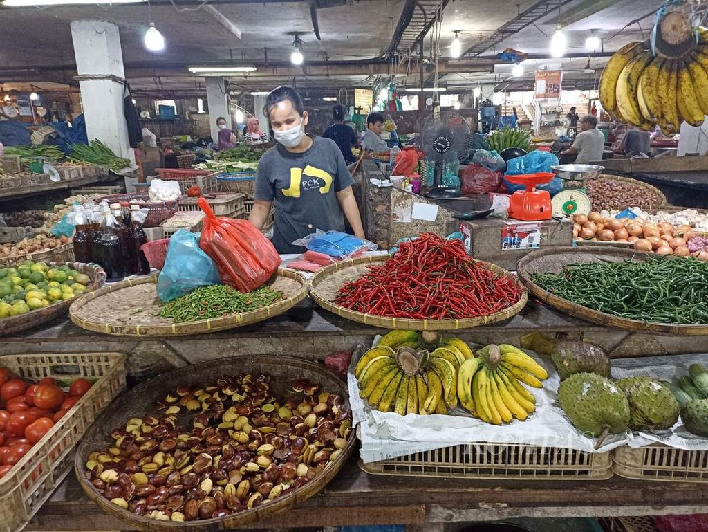 Pedagang menjual berbagai bahan pokok di Pasar Petisah, Medan, Sumatera Utara, Jumat (10/6/2022). Harga cabai merah di Medan meroket dari Rp 35.000 menjadi Rp 70.000 per kilogram. 