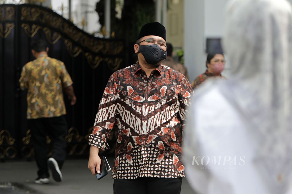 Minister of Religion Yaqut Cholil Qoumas after attending a meeting to discuss the availability of basic commodities and preparations for the Eid homecoming with President Joko Widodo at the Presidential Palace Complex in Jakarta, Friday (24/3/2023).