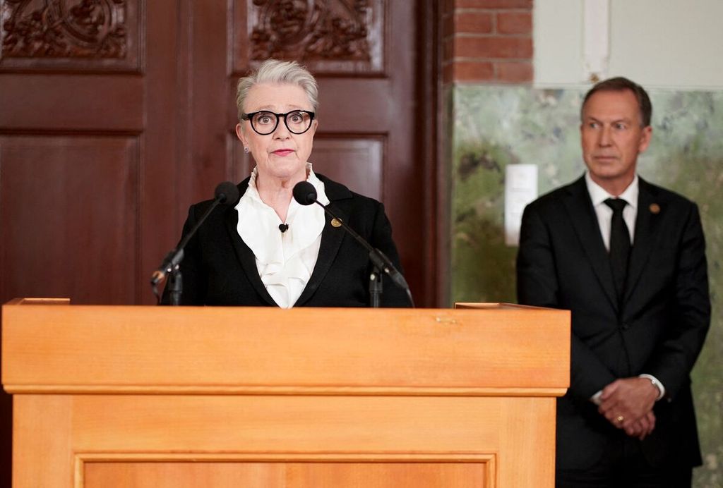 Ketua Komite Nobel Perdamaian, Berit Reiss-Andersen, mengumumkan peraih Nobel Perdamaian 2022 di Institut Nobel Norwegia, Jumat (7/10/2022). 