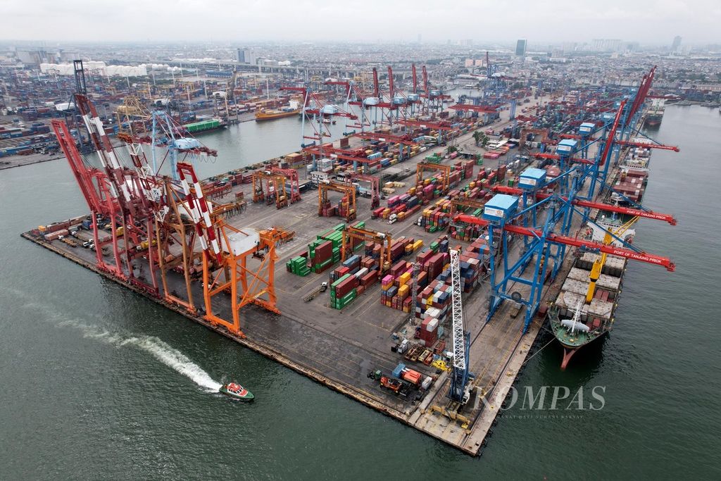 Kesibukan bongkar muat kontainer di Pelabuhan Tanjung Priok, Jakarta, Kamis (2/2/2023).