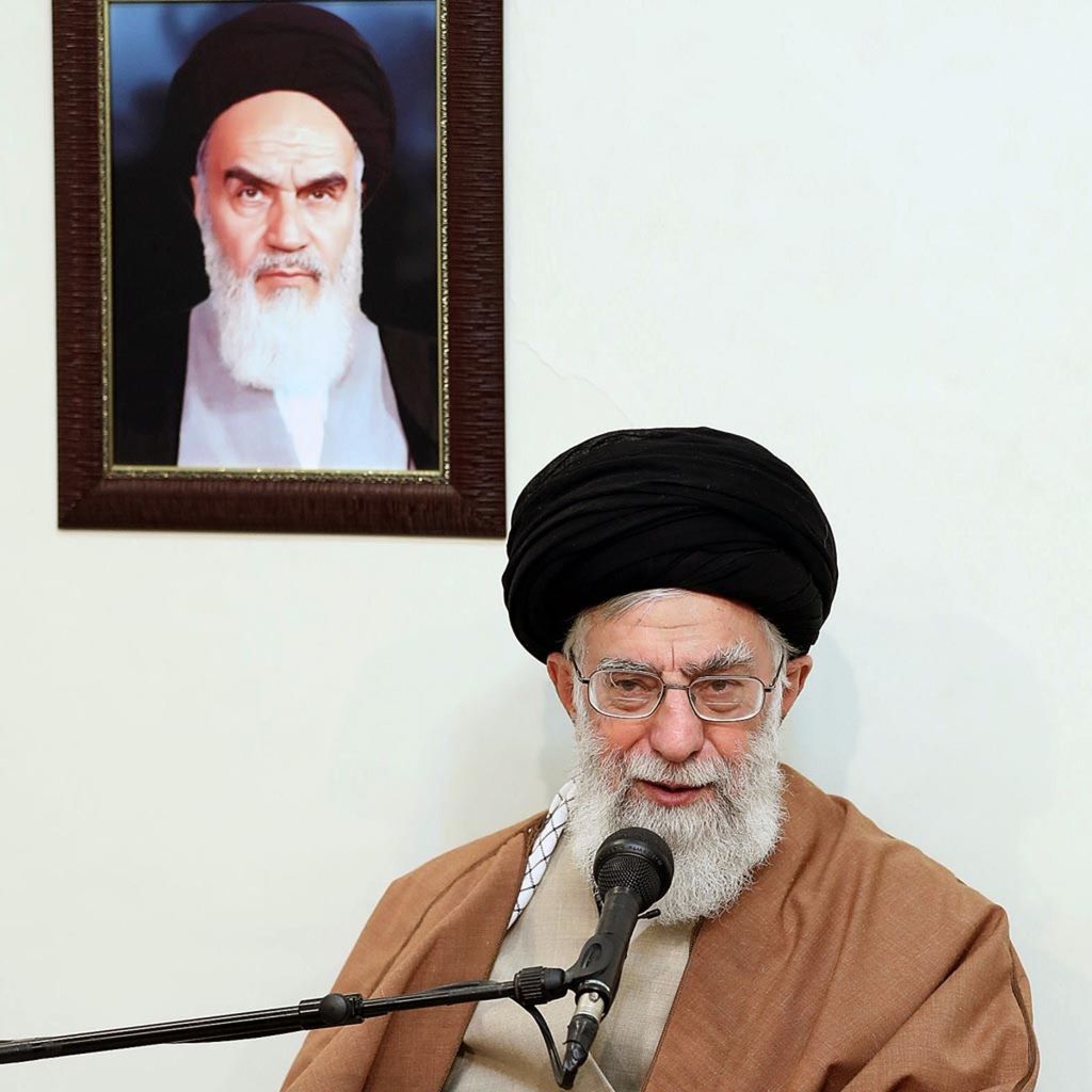 Pemimpin Tertinggi Iran Ayatollah Ali Khamenei pada 2 Januari 2018 menyampaikan pernyataan di Teheran. Di belakangnya tampak foto Ayatollah Ruhollah Khomeini.