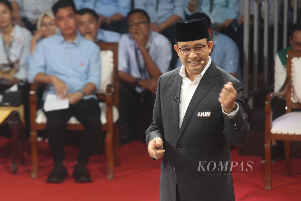 Calon presiden nomor urut satu, Anies Baswedan, mengikuti debat yang diselenggarakan Komisi Pemilihan Umum (KPU) di Kantor KPU, Jakarta, Selasa (12/12/2023). 