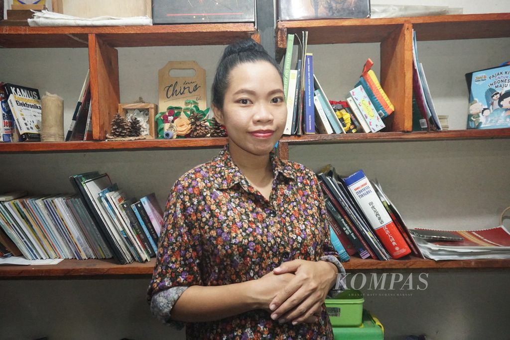 Donna Christha Renata (31), yang akrab disapa Chira, ketika ditemui, Jumat (10/6/2022), di rumahnya di Madidir, Bitung, Sulawesi Utara. Chira adalah pendiri Komunitas Tuli Peduli Bitung (Kaleb).