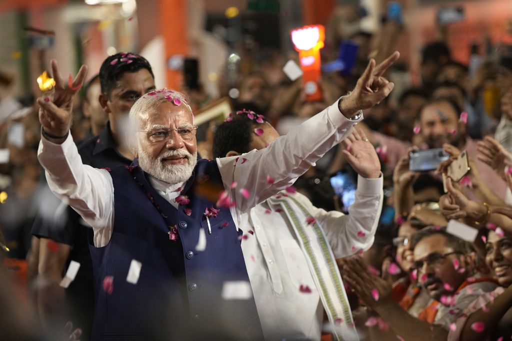 Perdana Menteri India Narendra Modi menyapa pendukungnya saat tiba di markas pusat Partai Bharatiya Janata setelah pengumuman hasil pemilu, di New Delhi, India, 4 Juni 2024. 