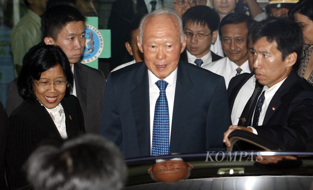 Lee Kuan Yew Besuk SoehartoMantan Perdana Menteri Singapura Lee Kuan Yew meninggalkan Rumah Sakit Pusat Pertamina, Jakarta seusai menjenguk Mantan Presiden Soeharto, Minggu (13/1). 
