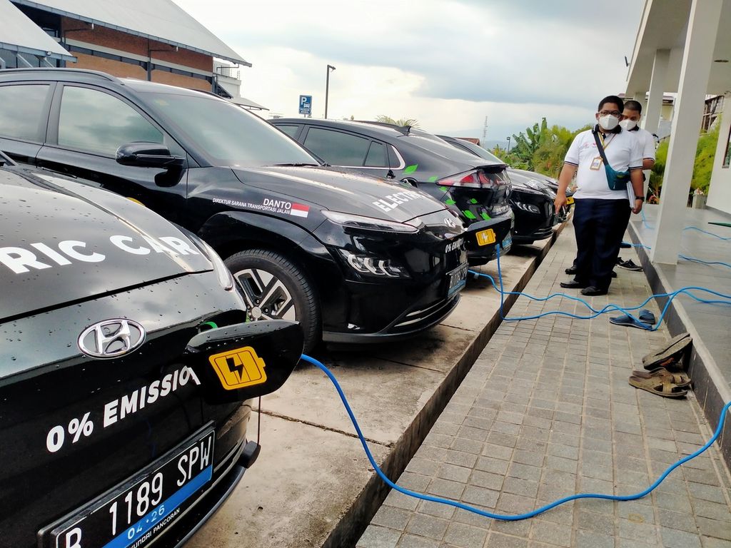 Rombongan Touring Mobil Listrik Kementerian Perhubungan yang berangkat dari Jakarta menuju Jambi tiba di stasiun pengisian kendaraan listrik umum di Bandar Lampung, Senin (17/1/2022).