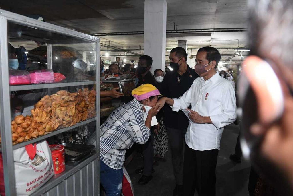 Presiden Joko Widodo saat berbelanja dan membagikan sejumlah bantuan sosial, antara lain Bantuan Modal Kerja dan Bantuan Langsung Tunai  Minyak Goreng, kepada masyarakat penerima manfaat dan pedagang di Pasar Petisah, Kota Medan, Sumatera Utara, Kamis (7/7/2022).