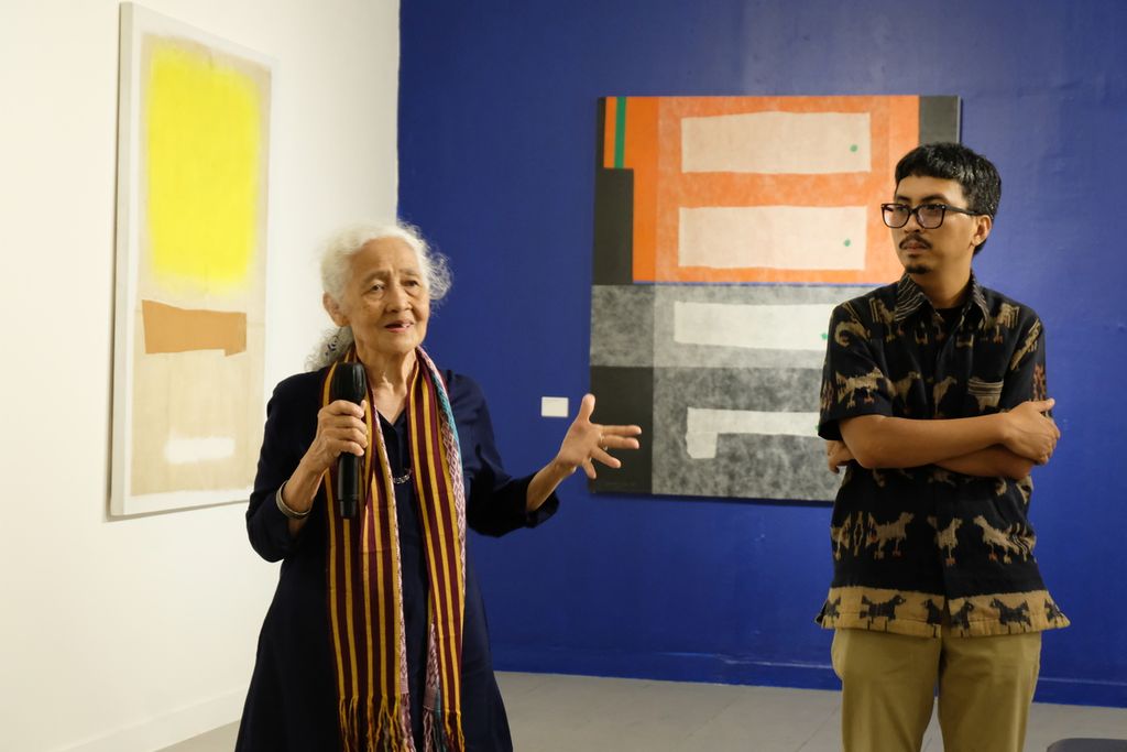 Pelukis Indonesia beraliran abstrak, Nunung WS (kiri), dan kurator pameran Chabib Duta Hapsoro menjelaskan lukisan-lukisan karya Nunung yang dipamerkan di Galeri Nasional, Jakarta, Rabu (7/6/2023). Pameran bertajuk "The Spirit Within" ini diselenggarakan pada 8-26 Juni 2023 dan menampilkan setidaknya 31 lukisan karya lama dan baru Nunung.