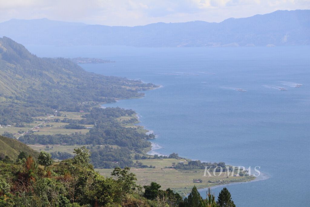 Pemandangan Danau Toba terlihat dari Desa Sipira, Kecamatan Onan Runggu, Kabupaten Samosir, Sumatera Utara, Selasa (16/7/2019). 